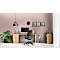 Bureau rose : bureau avec chaise, ordinateur, horloge, plante et lampe.