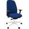Chaise de bureau bleue avec accoudoirs noirs, base blanche et roulettes noires.