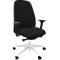 Chaise de bureau avec assise et dossier noirs, accoudoirs noirs et piètement blanc avec roulettes.