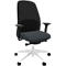 Chaise de bureau : dossier noir, assise grise, base blanche à roulettes. Accoudoirs noirs.