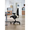 Chaise de bureau noire dans un bureau sur fond clair. La chaise est représentée de côté, les accoudoirs et le dossier sont clairement visibles.