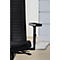 Gros plan sur une chaise de bureau noire. L'accent est mis sur l'accoudoir et le dossier, qui est fait de lattes.