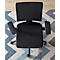Vue de dessus d'une chaise de bureau noire avec accoudoirs. La chaise est posée sur un tapis à motif zigzag bleu et gris.