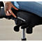 Une personne pointe le siège d'une chaise de bureau. La chaise porte l'inscription "AirCare System".
