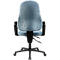 Vue arrière d'une chaise de bureau bleu clair avec un revêtement en tissu côtelé, des accoudoirs noirs et un piètement à roulettes noir.