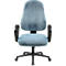 Chaise de bureau en velours côtelé bleu clair, avec accoudoirs noirs et base à roulettes noire sur fond blanc.