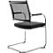 Chaise de bureau noire avec dossier en maille et accoudoirs. La chaise a un cadre chromé et une assise noire.