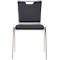 Chaise avec cadre et pieds gris, dossier et assise gris foncé, partie arrière avec poignée.
