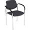 Chaise grise avec accoudoirs et cadre chromé. Le dossier et l'assise sont rembourrés.