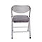 Une chaise pliante argentée avec une assise et un dossier gris, sur fond blanc.