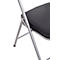 Gros plan sur une chaise pliante noire : cadre argenté, assise noire.