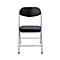 Une chaise pliante noire avec des pieds et un cadre en métal argenté. L'assise et le dossier sont rembourrés.