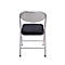 Une chaise pliante argentée sur fond blanc, assise noire, dossier incurvé.