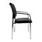 Vue latérale d'une chaise de bureau noire. Assise et dossier noirs, bras et pieds chromés.