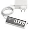 Hub USB avec adaptateur secteur. Hub gris avec 5 ports USB, connecté à un adaptateur secteur blanc via un câble gris.
