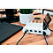 Chargeur blanc avec plusieurs ports USB, un smartphone et une tablette sont en charge.