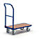 Un chariot bleu avec une plateforme en bois et quatre roues, sur fond blanc.