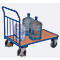 Chariot bleu avec bouteilles et bonbonnes d'eau. Plate-forme en bois, quatre roues. Grille sur la poignée. Deux grandes bonbonnes d'eau et un paquet de bouteilles sont sur le chariot.