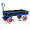 Chariot de transport bleu avec zone de chargement noire. Pneus gris avec moyeux de roue rouges. La poignée est courbée.