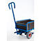 Chariot bleu, bac en bois, pneus gris, jante rouge, fond blanc.