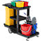 Chariot de nettoyage noir avec des seaux, des chiffons et des produits de nettoyage. Il y a des contenants verts, jaunes et rouges sur le dessus.