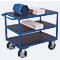 Chariot de table à usage intensif, acier/plaque de sérigraphie, bleu gentiane/marron foncé, 3 plateaux, L 995 x l 700 mm, roulettes en caoutchouc plein avec EasySTOP, jusqu'à 1000 kg