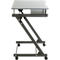 Table d'appoint avec plateau gris et cadre en forme de Z noir sur roulettes.