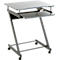 Une table d'ordinateur portable grise avec des pieds en forme de Z et des roulettes. Elle possède un plateau coulissant pour clavier.