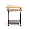 Table d'appoint avec plateau en bois clair et cadre en métal sur roulettes.