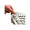 Une main retire un protège-clavier transparent.