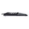 Schwarze ergonomische Tastatur im Seitenprofil, Kabelanschluss links.