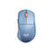Souris d'ordinateur bleu clair, accents orange, logo du fabricant. Sur fond blanc.