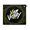 Schwarzes Mauspad mit gelbem Muster und "V For Victory" Schriftzug. Ein kleines Logo von Cherry Xtrfy ist am oberen Rand.