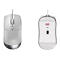 Zwei Ansichten einer weißen Gaming-Maus. Links die Oberseite mit Tasten und Scrollrad, rechts die Unterseite mit Logo und Sensor.