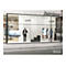 Schaufenster eines Ladens namens Intrigue mit Schaufensterpuppen und digitalen Displays.