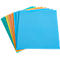 Des éponges multicolores, bleu au premier plan, disposées en éventail.