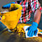 Personne en chemise à carreaux rouge nettoyant un équipement jaune avec des gants bleus et une lingette.