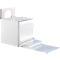 Caja de cartón blanca con una abertura redonda, sacando una película plástica transparente.
