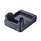 Schwarze Ladestation für ein elektronisches Gerät. Rechteckige Form mit Aussparungen.