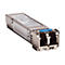 Metallfarbener SFP-Transceiver mit blauer Klammer. Aufdruck mit Hersteller- und Produktinformationen. Nahaufnahme, weißer Hintergrund.