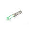 Un émetteur-récepteur SFP argenté avec une languette verte, est posé sur un fond blanc. Cisco est écrit sur la poignée.