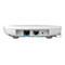 Nahaufnahme der Rückseite eines weißen Routers mit Anschlüssen. Zwei Ethernet-Ports, daneben eine kleine Taste. Der Router hat abgerundete Ecken.