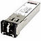 Un module SFP argenté utilisé pour la transmission de données. Il possède un connecteur noir et une étiquette avec du texte.