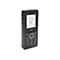 Ein schwarzes Mobiltelefon mit Display, Ziffernblock und Tasten. Auf dem Bildschirm: Datum, Uhrzeit, Name.