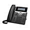 Schwarzes Tischtelefon mit Display. Auf dem Display: Datum, Uhrzeit, Name und Datenschutzhinweis. Tasten mit Ziffern und Funktionen.