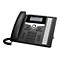 Schwarzes Bürotelefon mit Display, Tasten und Hörer. Auf dem Display sind Informationen angezeigt.
