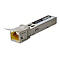 Ein silberner SFP-Transceiver, ein rechteckiges Gerät mit einem Metallgehäuse und einem gelben Anschluss.