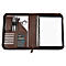 Mallette de documents en cuir marron ouverte. Contient des stylos, une calculatrice, un bloc-notes et une brochure.
