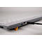 Mains tapant sur un clavier gris. Femme portant un pull vert.