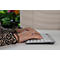 Personne tapant sur un clavier. Un smartphone et un vase sont sur la table.